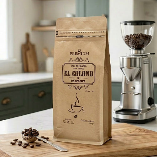 Café en grano junto a un molino en una cocina
