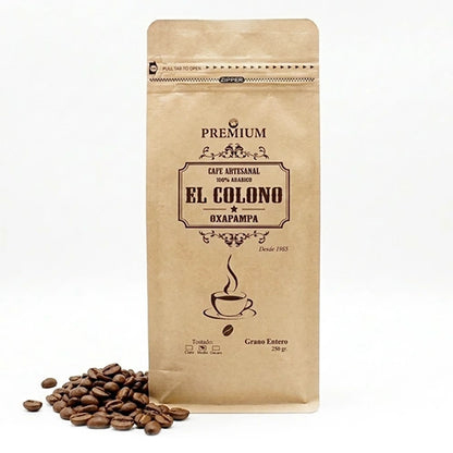 Empaque de café en grano rodeado de granos tostados