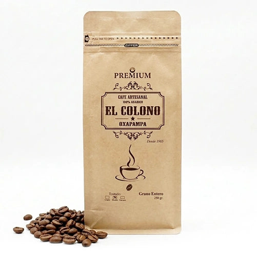 Empaque de café en grano rodeado de granos tostados