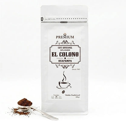 Empaque de café molido sobre fondo blanco con una porción de café