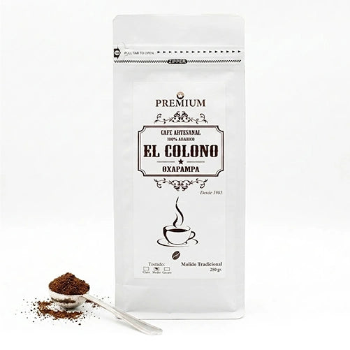 Empaque de café molido sobre fondo blanco con una porción de café