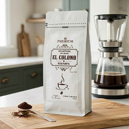 Café molido junto a una cafetera en una cocina